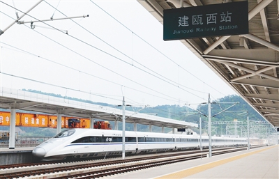 采访团到合福高铁闽北段采访    联调联试期间,高速动车通过建瓯西站