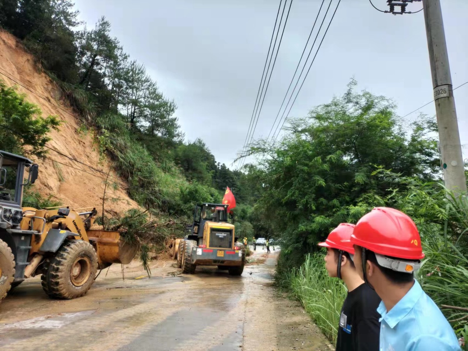 贵州铜仁沿德高速一隧道入口边坡塌方 造成道路中断|塌方|贵州_新浪新闻